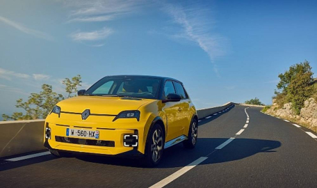 Renault 5 E-Tech %100 elektrikli test sürüşleri Nice'te gerçekleştiriliyor.