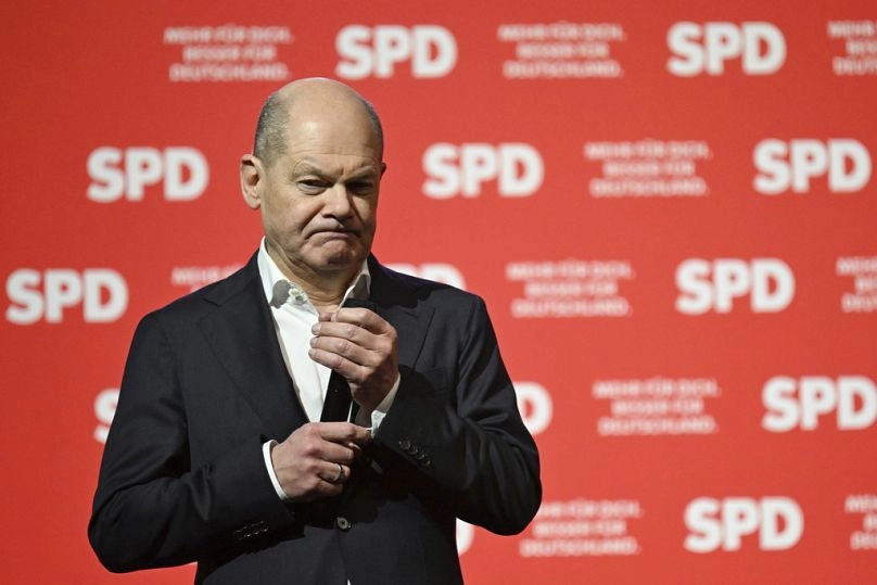 Şansölye Olaf Scholz, SPD'nin Westfalenhallen'deki seçim kampanyası sırasında sahnede, 21 Şubat 2025.