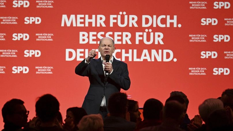 Almanya Şansölyesi Olaf Scholz, SPD'nin Westfalenhallen'deki seçim kampanyası sırasında sahnede konuşuyor, 21 Şubat 2025.