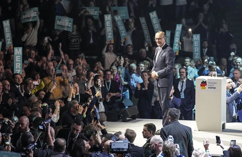 CDU'nun şansölye adayı Friedrich Merz, Oberhausen'deki ana seçim kampanyası etkinliğinde seçmenler tarafından alkışlandı, 21 Şubat 2025.