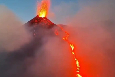 Etna Yanardağı kül ve lav püskürttü