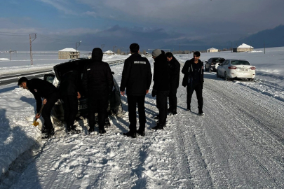 Ağrı'da infaz ve koruma memurlarından yol yardımı