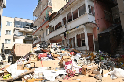 Karabağlar’da 'çöp ev'den 12 kamyon atık çıkarıldı