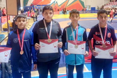 Ağrılı genç güreşçiler Muş’ta zirve yaptı